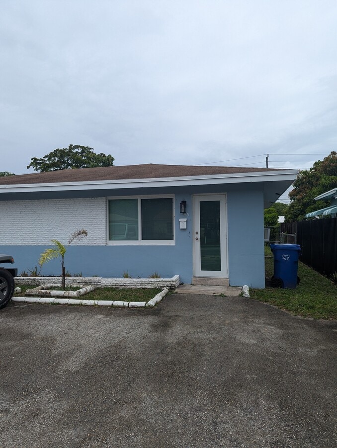 Front-2 parking spaces - 1323 NW 3rd Ave Apartamentos Unidad 1323