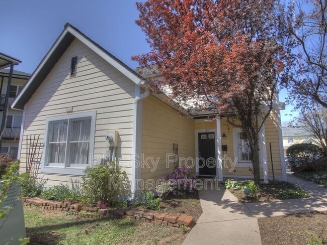 Photo - 211 5th St SW House