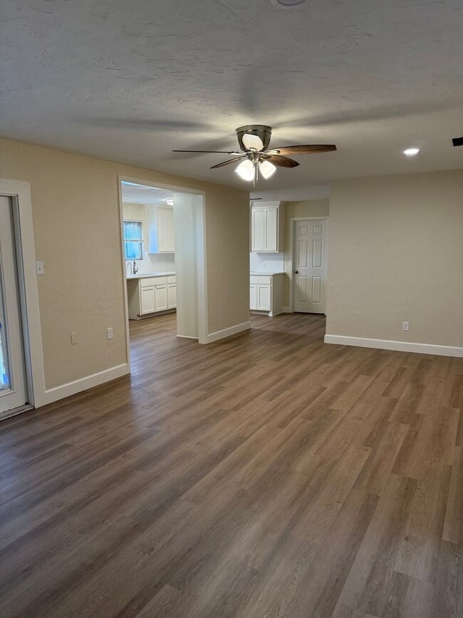 Photo - 3/2 Fenced yard PET FRIENDLY PTISD