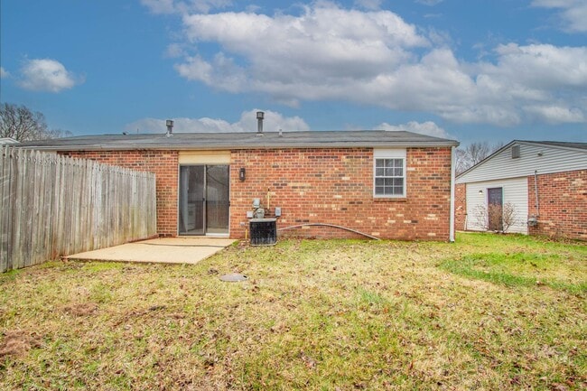 Photo - Great - 2 BEDROOM - Bright Open Floor Plan !!