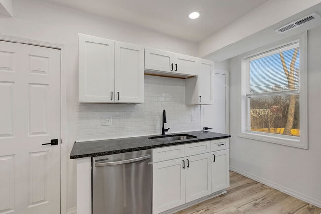 Photo - 422 Watkins St