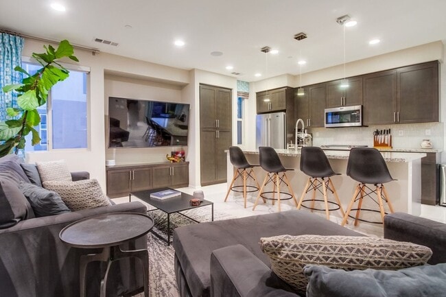 Building Photo - Stunning 3-bed, 3-bath townhome with bonus...