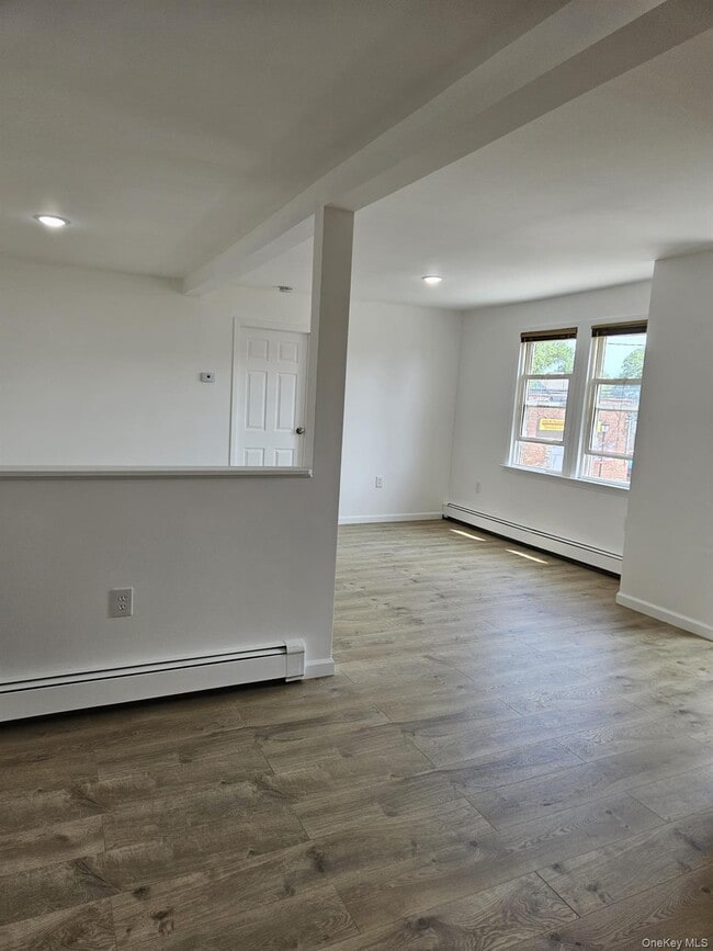 Photo - 480 Westbury Ave
