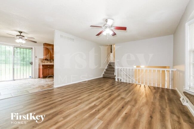 Photo - 7400 E 75 St