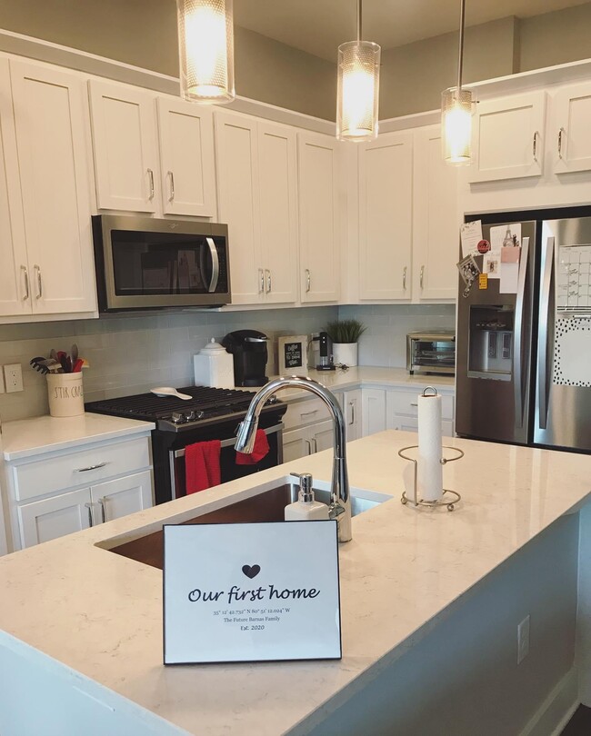 Large white kitchen with quartz countertops - 2401 Euclid Ave Unidad 313 Rental