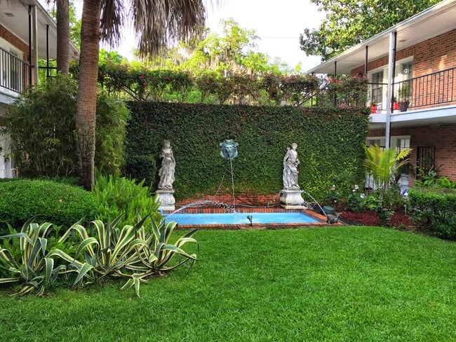 Fort King Manor Courtyard - Fort King Manor Rental