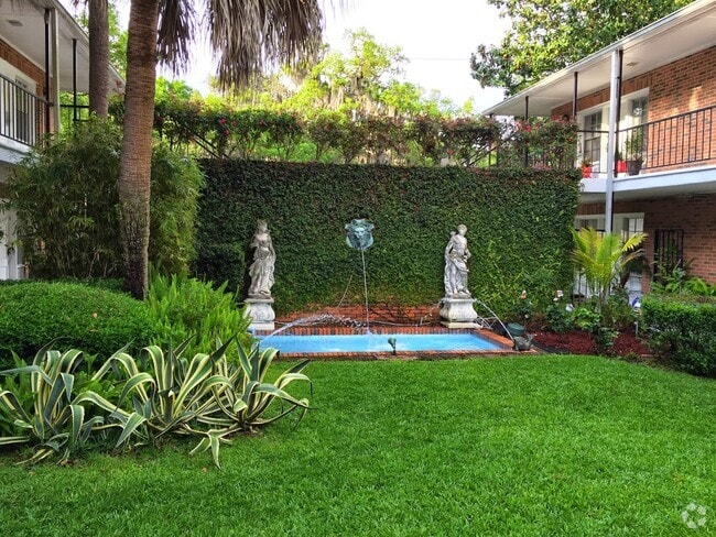Fort King Manor Courtyard - Fort King Manor Rental