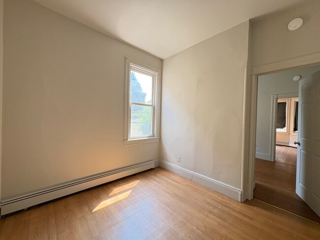 148 Broadway Ave 1R - 146 Broadway Unit 1R