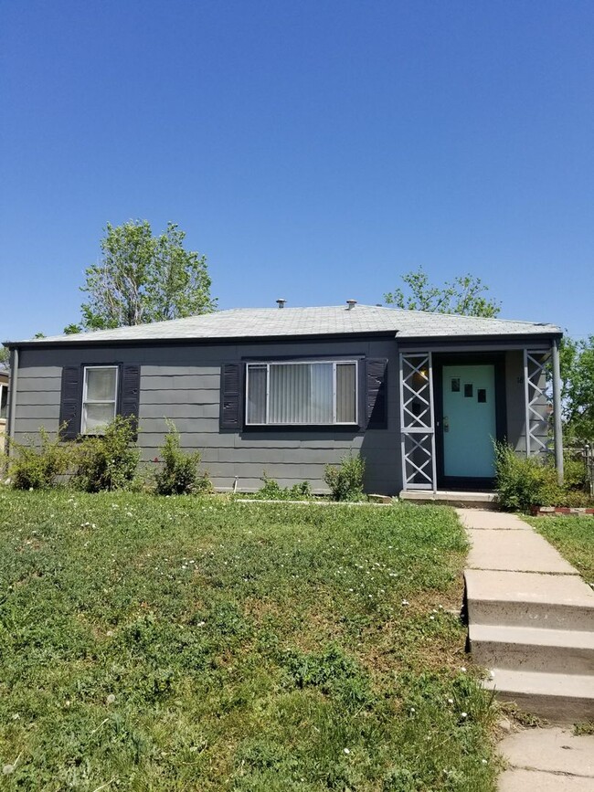 Building Photo - Don’t miss out on this super cute single-f...