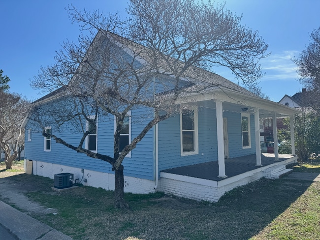 Building Photo - 113 Saluda St