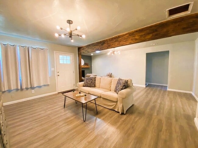 Photo - 1100 Elmhurst St