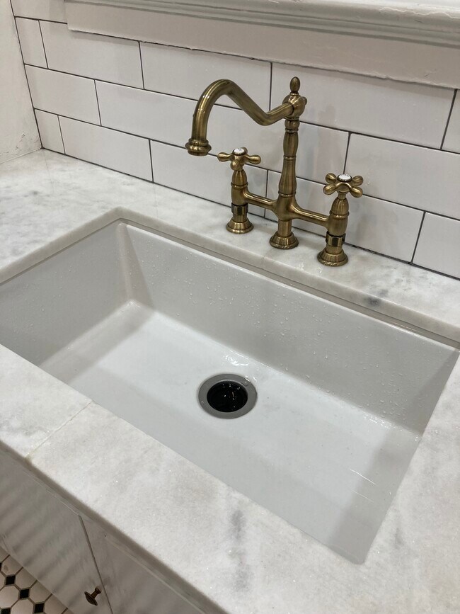 Farmhouse kitchen sink - 5205 N Central Ave Unit 1