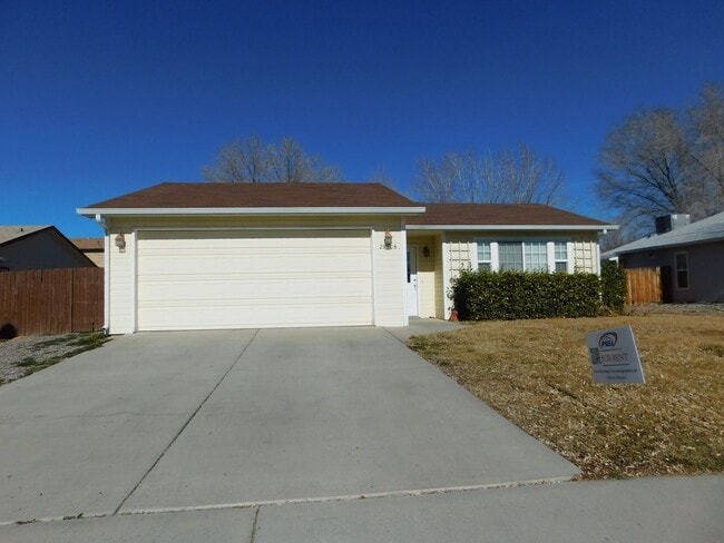 Building Photo - Spacious Home in Fruitvale