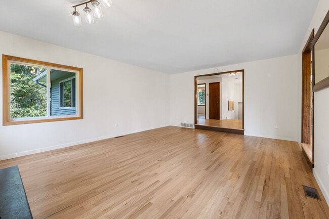 Photo - Beautiful 5-Bedroom close to Greenbluff. M...