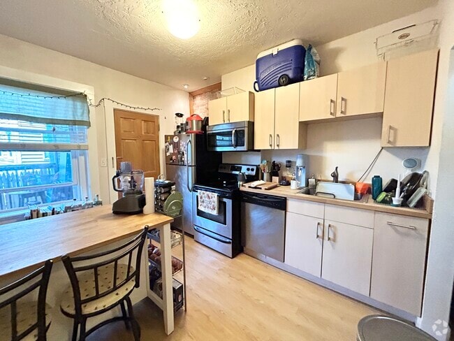 Building Photo - 18 Victory Rd Unit 1 Rental