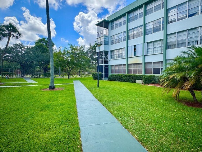 Photo - 2741 Taft St Unit 404