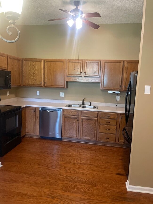 Photo - Knoxville 37917 - 2 bedroom, 2 bath condo - Call Lisa Vineyard or Shannon Russell 865-216-9334