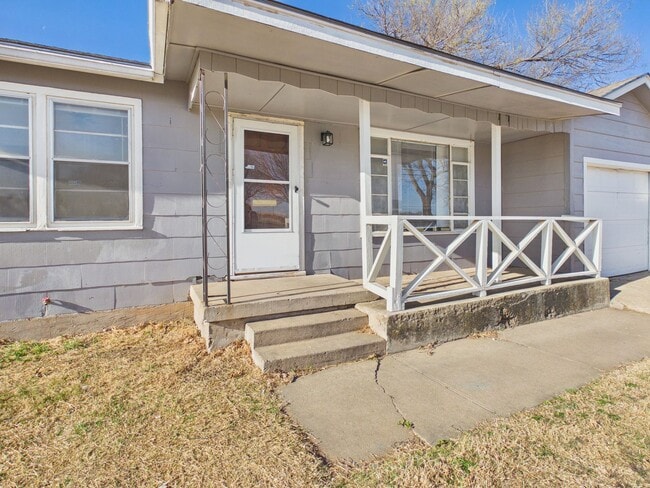 Photo - Spacious 2 bedroom 2 living areas 1 bath with a garage!