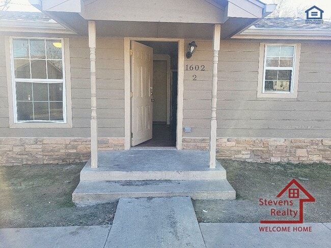 Building Photo - 1602 NW Lindy Ave Unit 2