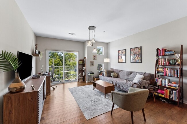 Building Photo - 1122 Litton Ave Unit 319