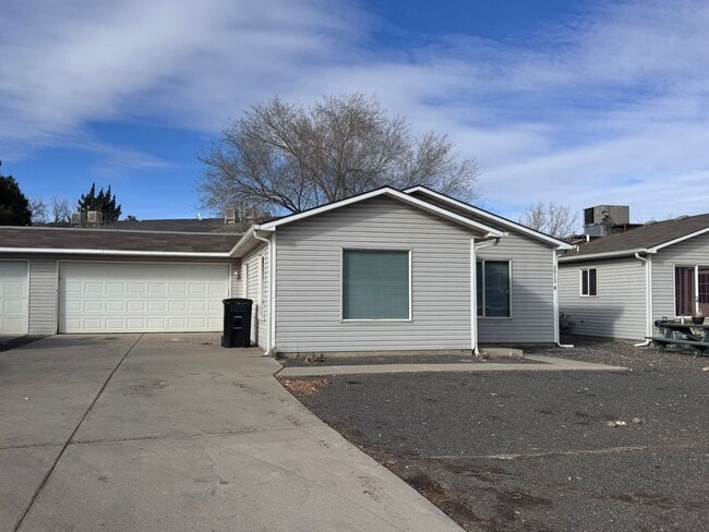 Building Photo - 2912 Dawn Dr Unit B