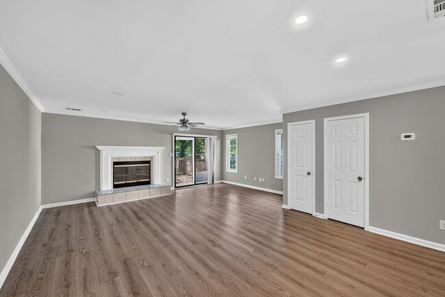 Photo - 138 Springstead Ct SW