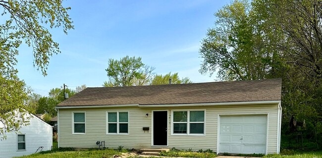 Building Photo - Cute 3 bedroom home move in ready