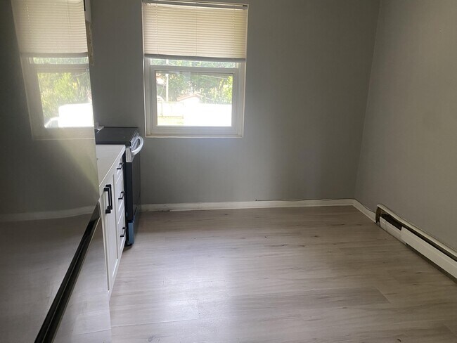 Building Photo - 1889 Wavell St Unit Upper