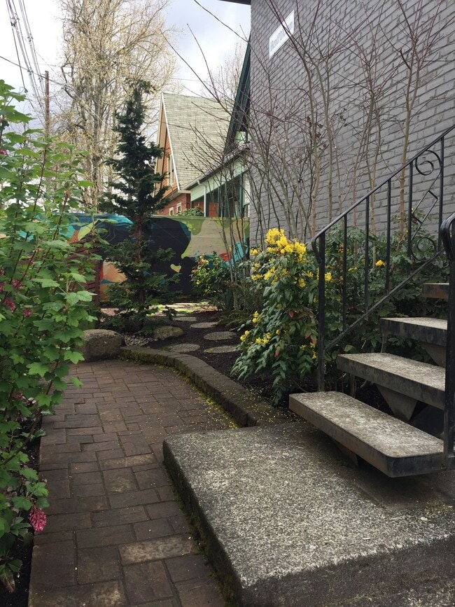 Photo - Upper 2 bed on Belmont! Hardwood floors, granite counters, tile in shower! All dogs welcome! Unidad 3130