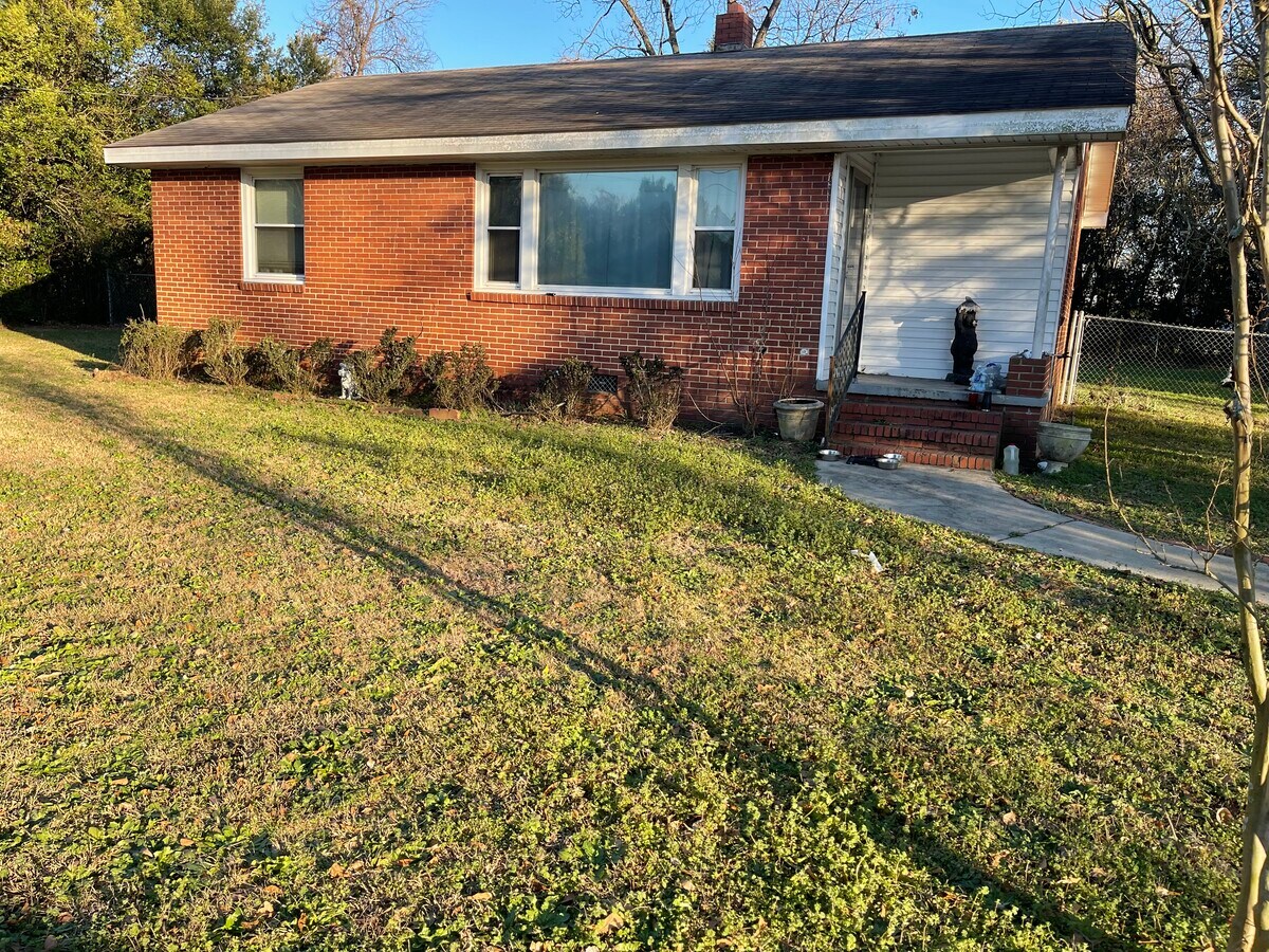Photo - 408 Macmillan Dr House