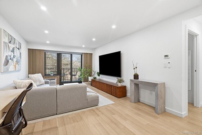 Photo - 560 Halstead Ave Unidad 3L