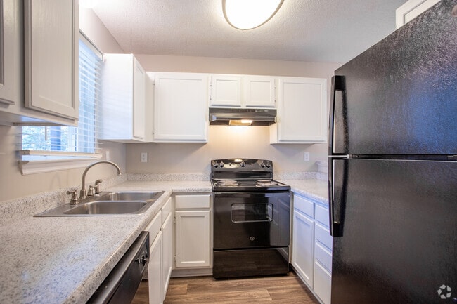 2BR, 2BA - 884SF - Kitchen
