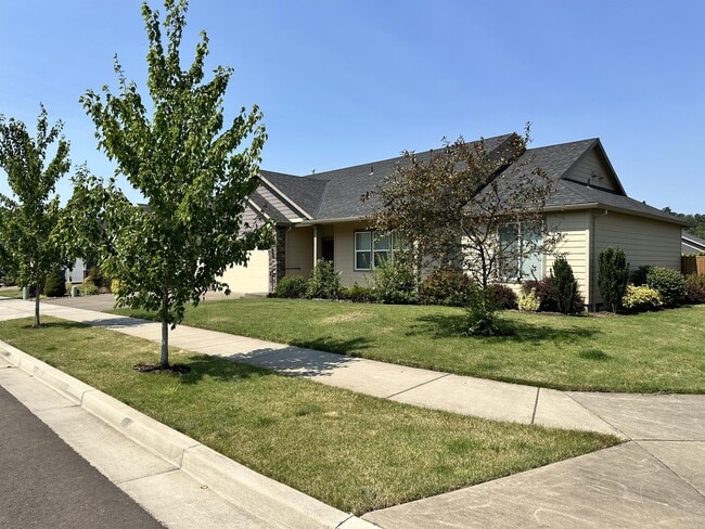 Photo - 823 Riley Dr NE