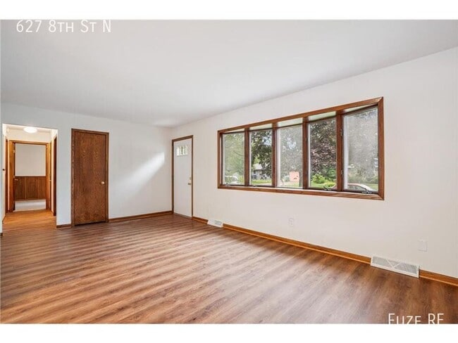 Photo - 627 8th St N