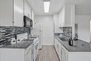 1BR, 1BA - 700SF - Kitchen
