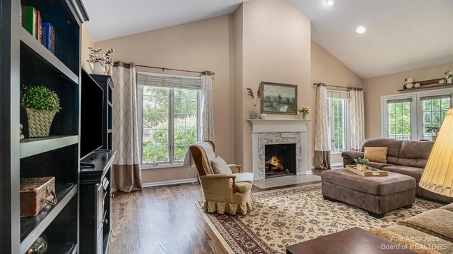 Photo - 50145 Tottenham Ct