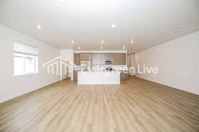 Photo - 301 Ravello St