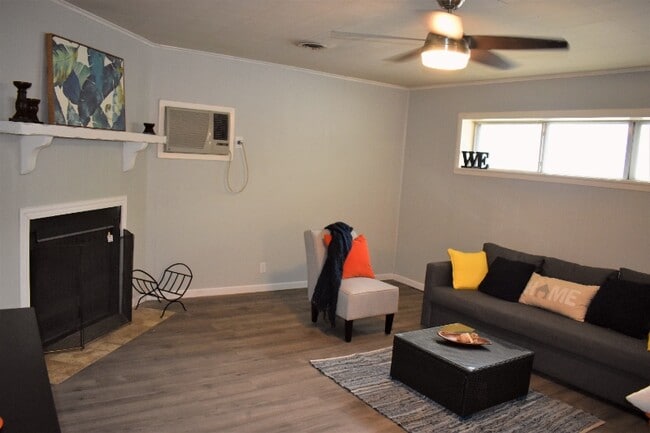 Photo - 1300 Milam Way