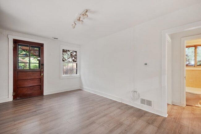 Photo - Charming bungalow for rent!