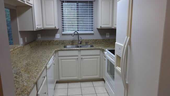 Photo - Beautiful 2 Bed/2 Bath Condo - Hardwood Floors - Granite Counters - Gas Fireplace - Community Pool