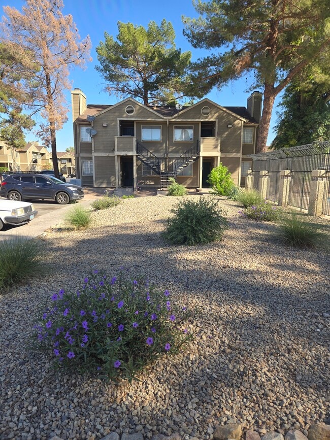 Building Photo - 2706 Jennydiane Dr Unit B Rental