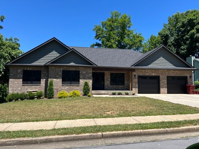 Building Photo - 3006 Vicksburg Rd