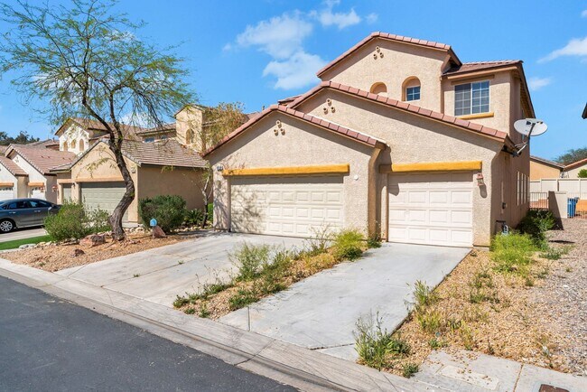 Photo - Cute 5 Bedroom Home with a 3 Car Garage!
