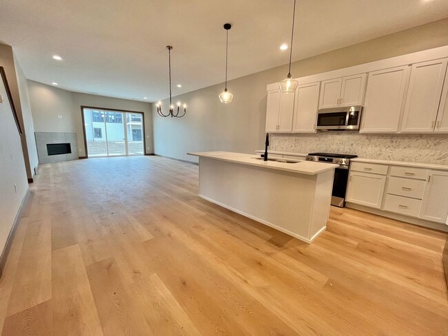 Photo - 5 Bed/2.5 Bath Twinhome For Rent!!