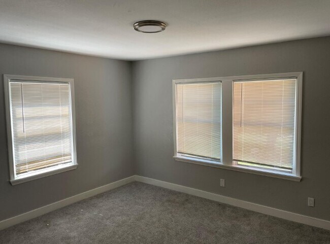 Photo - 727 W 5th St