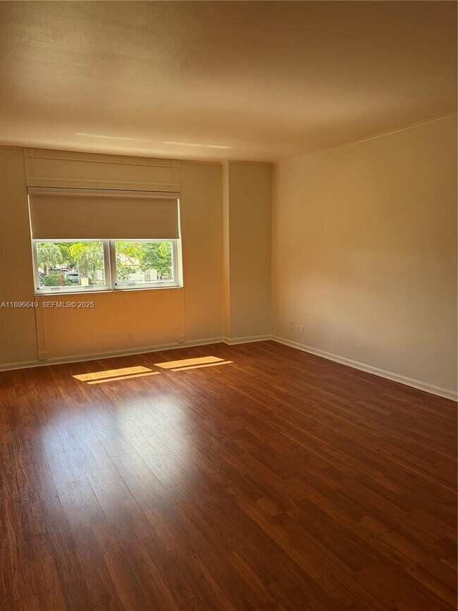 Photo - 1881 Middle River Dr Unidad 303