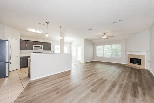 Photo - 833 Lariat Dr
