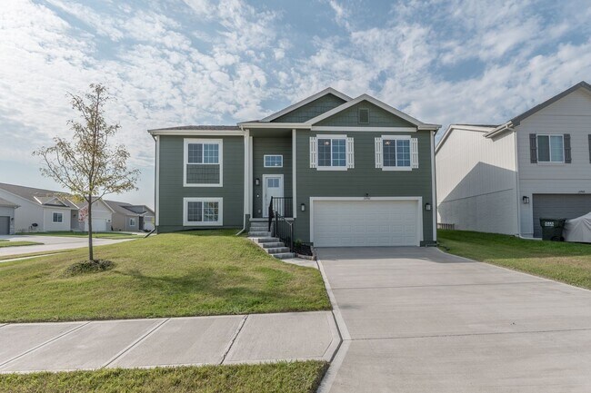 Building Photo - Open-Concept 3-Bedroom with Corner Lot Vie...