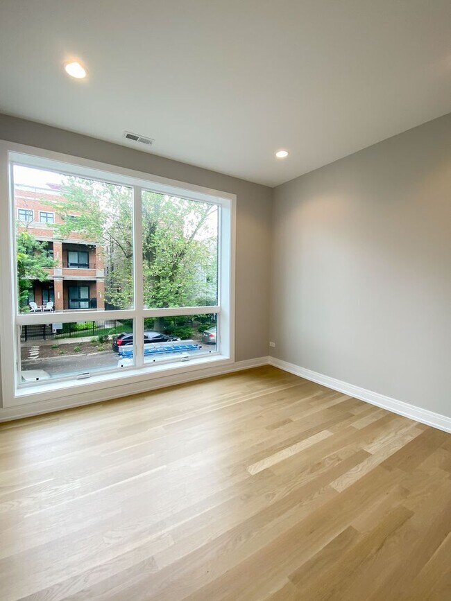 Photo - 1050 W Cornelia Ave Unit 203