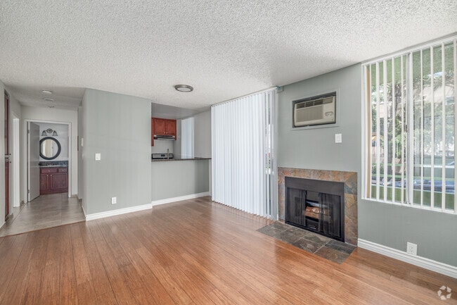 1BR, 1BA - 800SF - Living Room - Cherokee Courtyard Apartments